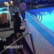 幸好我暂停了不然她掉水里了